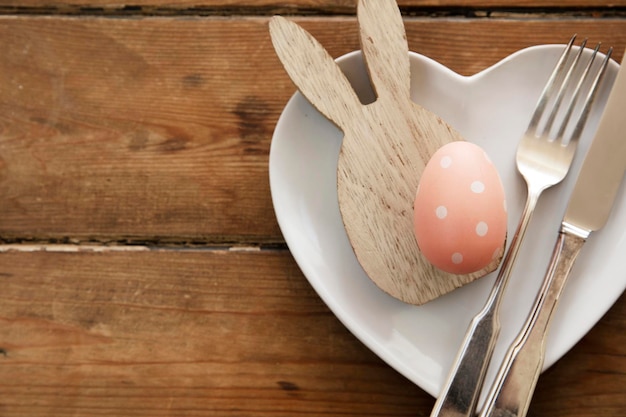 Tavola del pasto di Pasqua decorata con il coniglietto di Pasqua di primavera e l'uovo di Pasqua