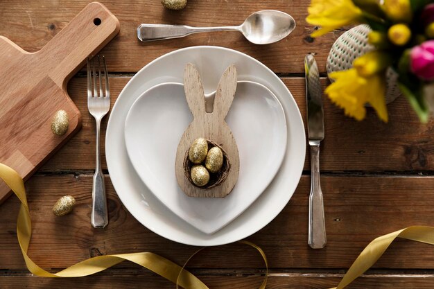 Tavola del pasto di Pasqua decorata con il coniglietto di Pasqua di primavera e le uova di Pasqua