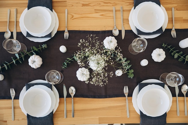 Tavola del Ringraziamento stoviglie e decorazione decorazione vacanza in famiglia Vista dall'alto del mockup autunnale