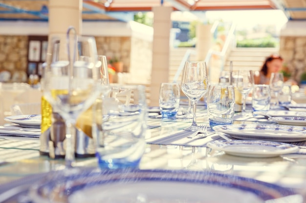 Tavola del ristorante con colori vivaci e stile mediterraneo