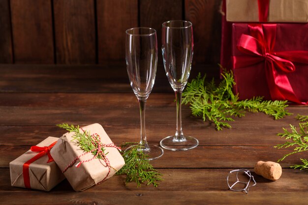 Tavola delle vacanze di Natale con bicchieri e una bottiglia di vino