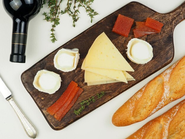 Tavola di antipasti con formaggio e marmellata di mele cotogne stuzzichini pane vino