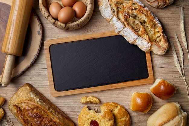 tavola di ardesia con pane su tavola di legno