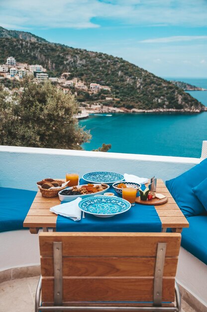 Tavola di cibo sano per due. Vista mare blu. Colazione sana e colorata con dieta mediterranea