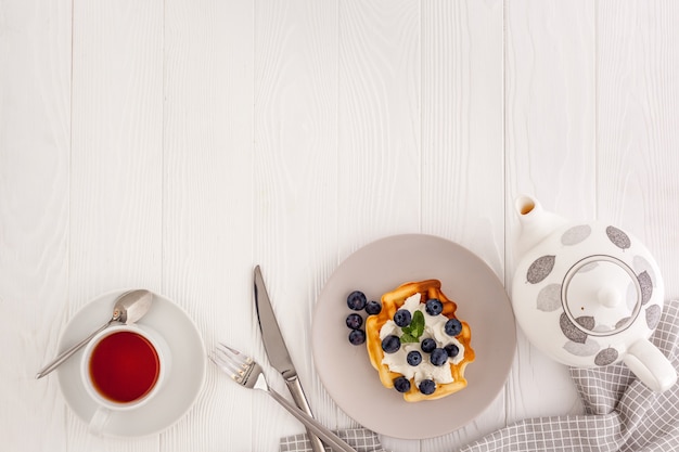 tavola di colazione impostazione Cialde belghe dolci