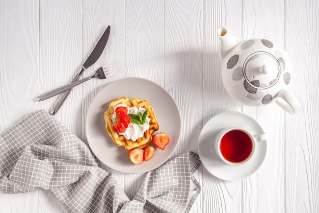 tavola di colazione impostazione Cialde belghe dolci