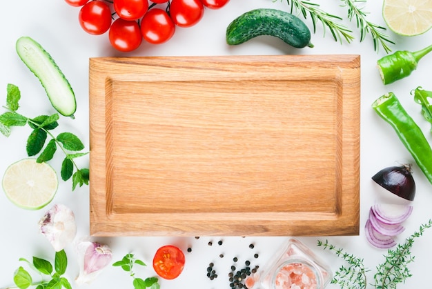 tavola di legno al centro con verdure e spezie intorno mock up per ricetta