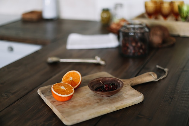 tavola di legno con arance e frutta fresca estiva e bacche cibo biologico sano