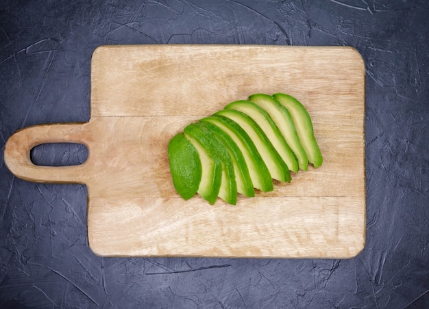 tavola di legno con avocado