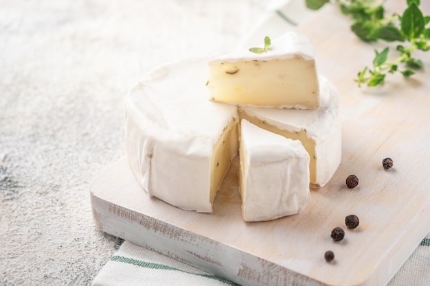 Tavola di legno con brie