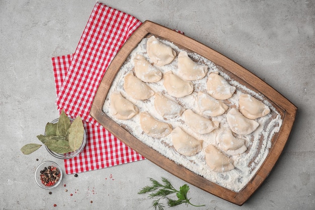 Tavola di legno con gnocchi crudi sulla vista del piano del tavolo