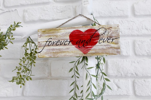 Tavola di legno con il caratteristico regalo d'amore con un cuore per San Valentino Regalo per la persona amata il 14 febbraio