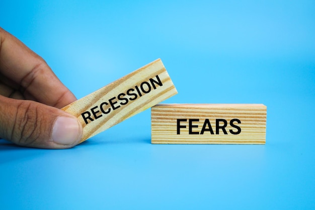 tavola di legno con le parole paura della recessione. il concetto di recessione economica