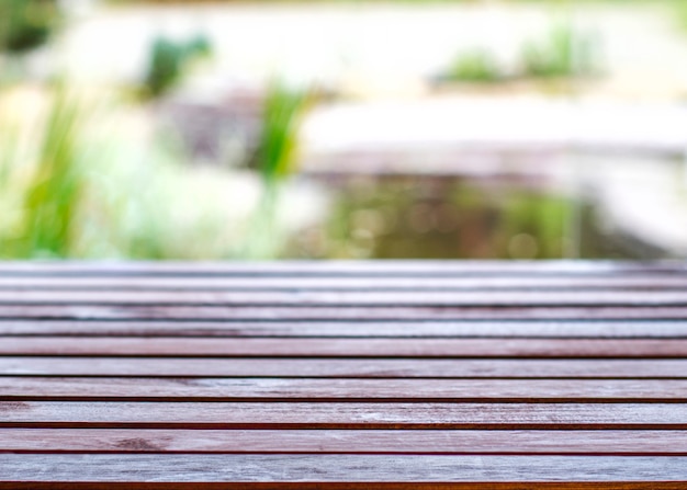 Tavola di legno con lo sfondo naturale vago del bokeh.