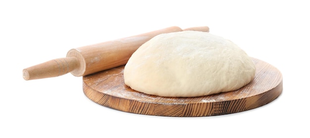 Tavola di legno con pasta cruda e mattarello su sfondo bianco