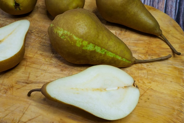 Tavola di legno con pere mature dolci