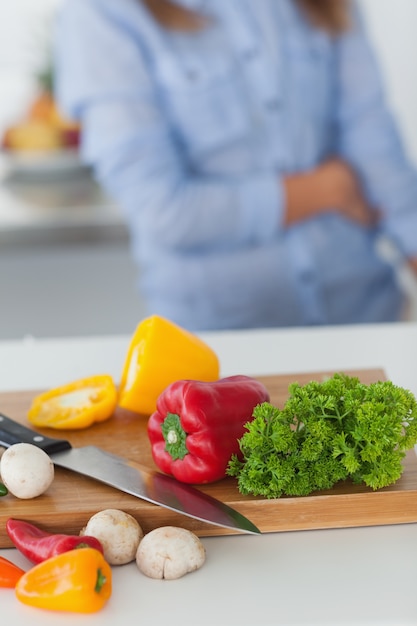 Tavola di legno con verdure su un tavolo da cucina