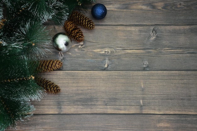 tavola di legno decorata con rami di abete rosso, coni, sfere d'argento e blu, copia spazio