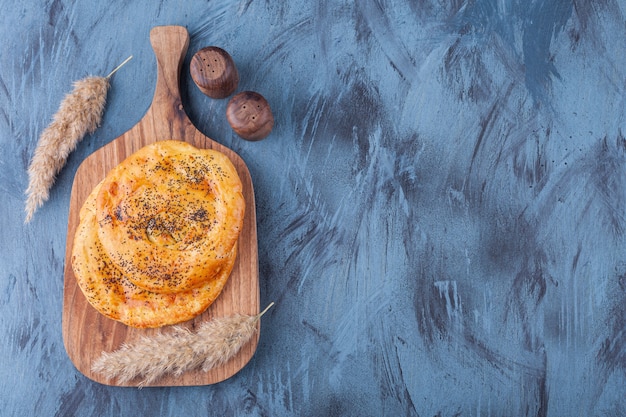 Tavola di legno di deliziosi pasticcini profumati su marmo.