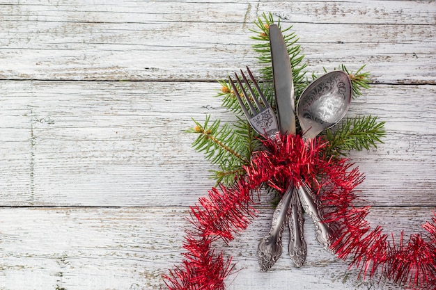 Tavola di legno di Natale con coltello, forchetta e cucchiaio