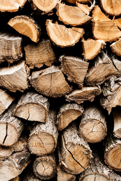 Tavola di legno naturale - primo piano di legna da ardere tagliata. Legna da ardere accatastati e preparati per l'inverno Mucchio di tronchi di legno.