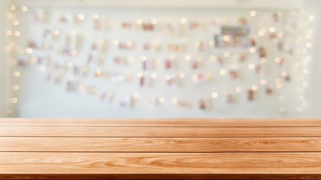 Tavola di legno nel fondo della sfuocatura del ristorante moderno