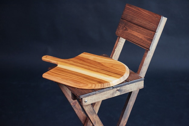 Tavola di legno su una sedia