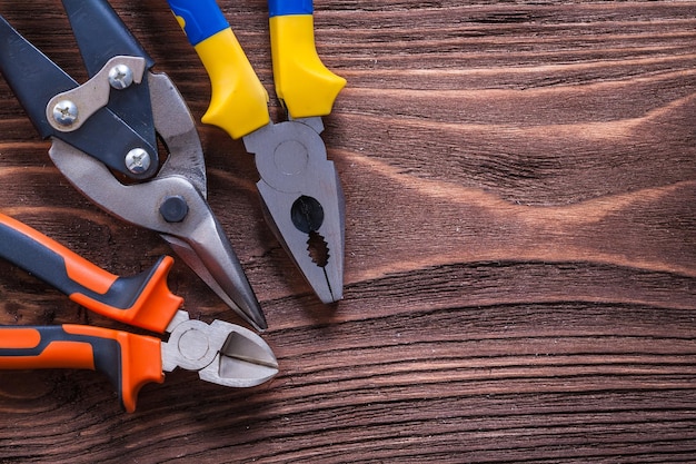 Tavola di legno vintage con tronchese a pinze e concetto di costruzione tagliafili