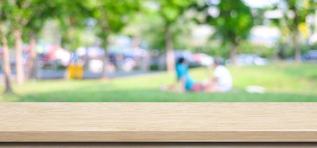 Tavola di legno vuota con sfondo bokeh.