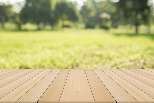 Tavola di legno vuota con sfondo naturale, spazio libero per la modifica del prodotto