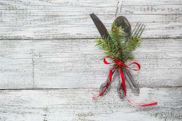 Tavola di legno vuota di Natale con coltello, forchetta e cucchiaio