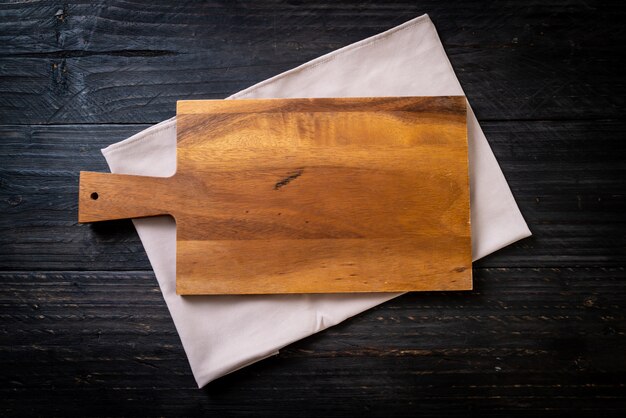 tavola di legno vuota di taglio con un panno da cucina