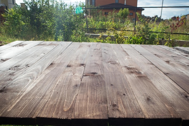 Tavola di legno vuota tavolo davanti a sfondo sfocato Tavolo in legno prospettico