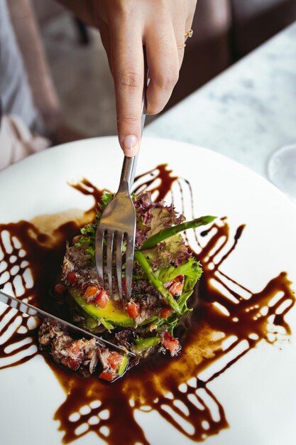 Tavola di lusso per una cucina raffinata servita e tavola decorata con cibo per gli ospiti del ristorante