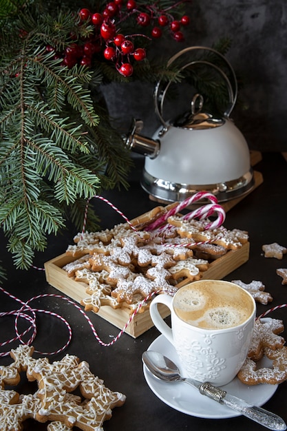 Tavola di Natale con caffè e biscotti.