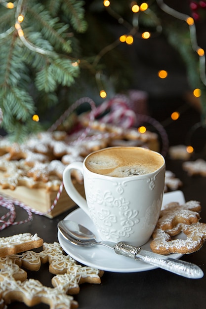 Tavola di Natale con caffè e biscotti.