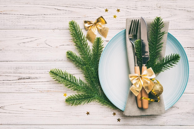 Tavola di Natale con decorazioni natalizie e piatti kine forchetta e cucchiaio Sfondo delle vacanze di Natale Vista dall'alto con spazio per la copia