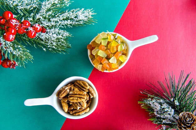 Tavola di Natale con frutta candita e noci.