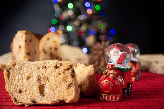 Tavola di Natale. Dettagli di una bellissima tavola di Natale con tovaglia rossa e un albero di Natale.