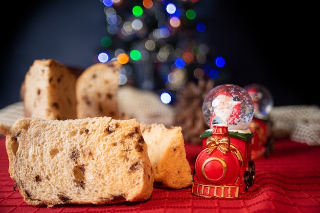 Tavola di Natale. Dettagli di una bellissima tavola di Natale con tovaglia rossa e un albero di Natale.