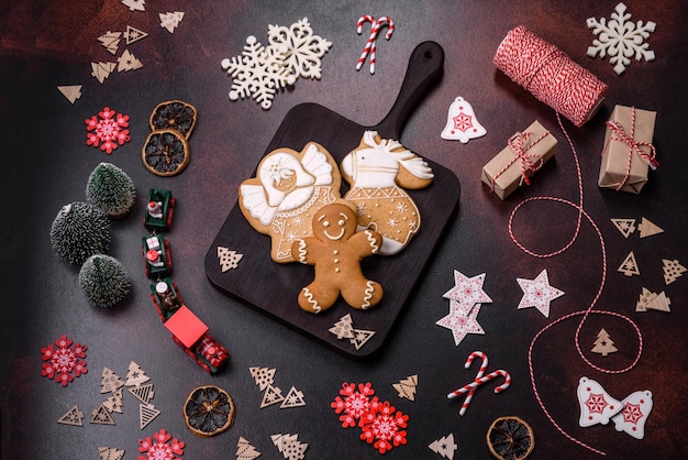 Tavola di Natale festiva domestica decorata da giocattoli e pan di zenzero
