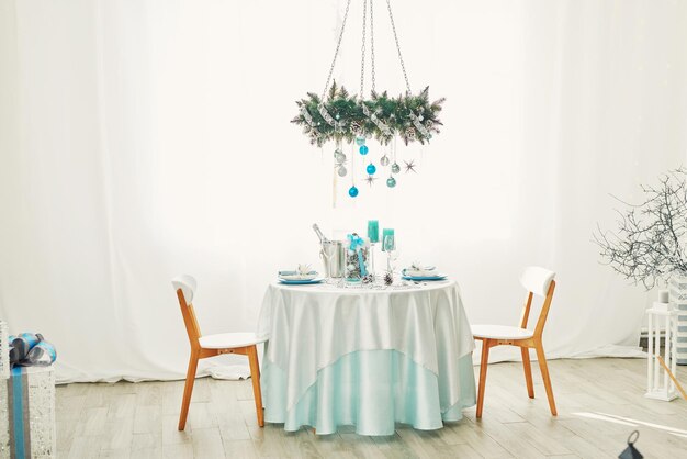 tavola di natale. Fondo blu e bianco dell'albero di Natale della decorazione. Festa di Capodanno. Buon Natale e Felice Anno nuovo.