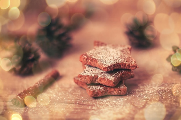 Tavola di Natale immagine sfocata biscotti fatti in casa su fondo in legno bellissimo effetto bokeh da un ga
