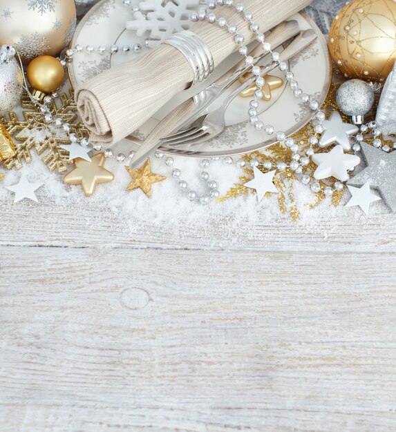 Tavola di Natale in argento e oro con decorazioni natalizie