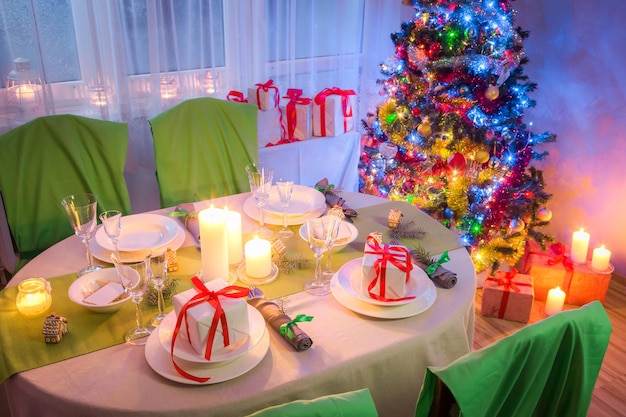 Tavola di Natale in famiglia con regalo e albero