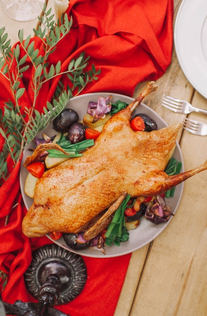 Tavola di Natale servita con un tacchino