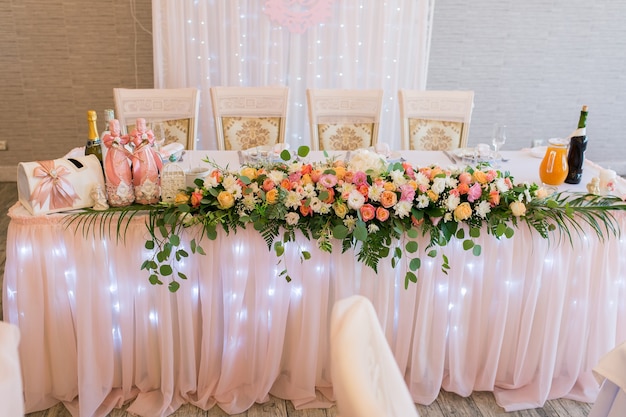 Tavola di nozze decorata con fiori in un ristorante