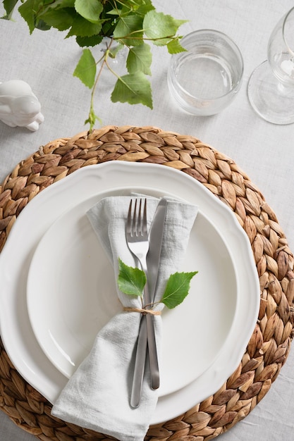 Tavola di Pasqua con coniglietto fiori freschi eleganza cena a casa da vicino