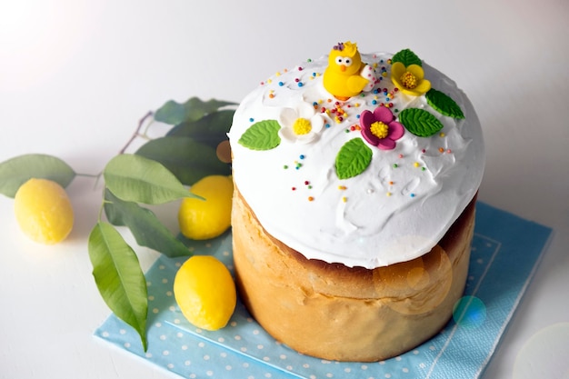 Tavola di Pasqua con dolce tradizionale di torta dolce con glassa di zucchero e uova gialle Buon biglietto di auguri di Pasqua Cartolina di primavera per le vacanze di Pasqua