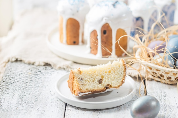 Tavola di Pasqua con torte di Pasqua e uova di Pasqua su sfondo bianco